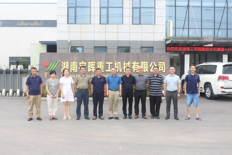 He Jianxiong, Vice President of Hunan Institute of Technology, led a team to Qiyang to visit enterprises for job openings and negotiate school-enterprise cooperation.